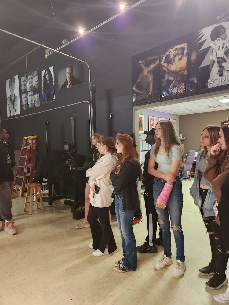 Photo of students in an art gallery at MVCC